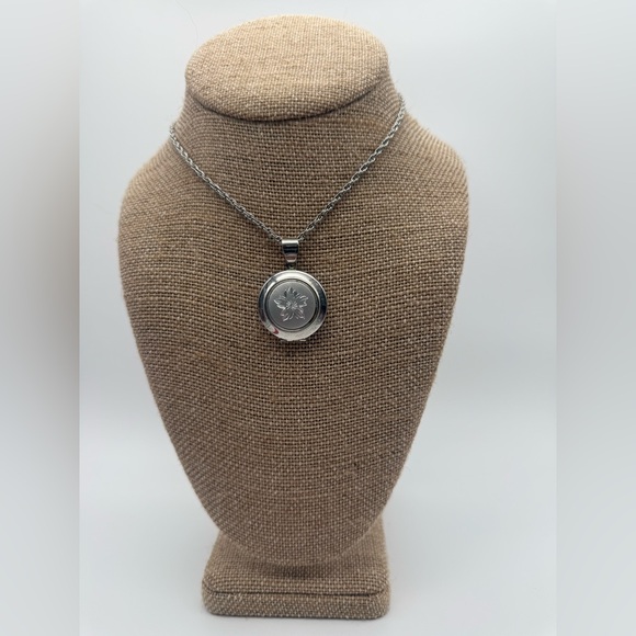 Vintage locket necklace, a classic piece from Nani’s Collection, Costume - Picture 1 of 4